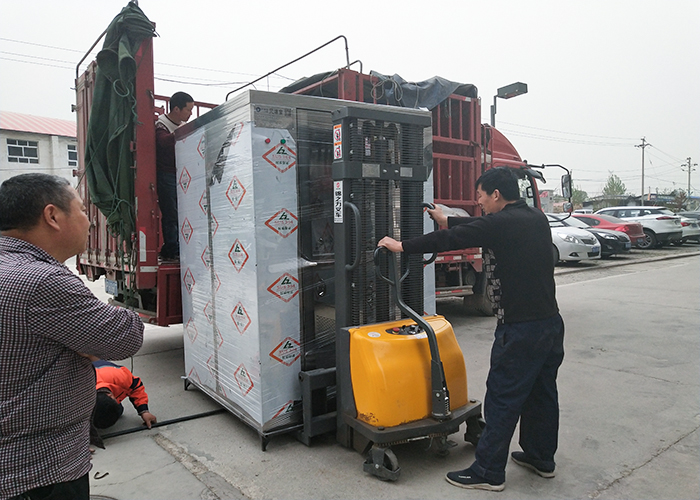 山東不銹鋼風(fēng)淋室裝車圖